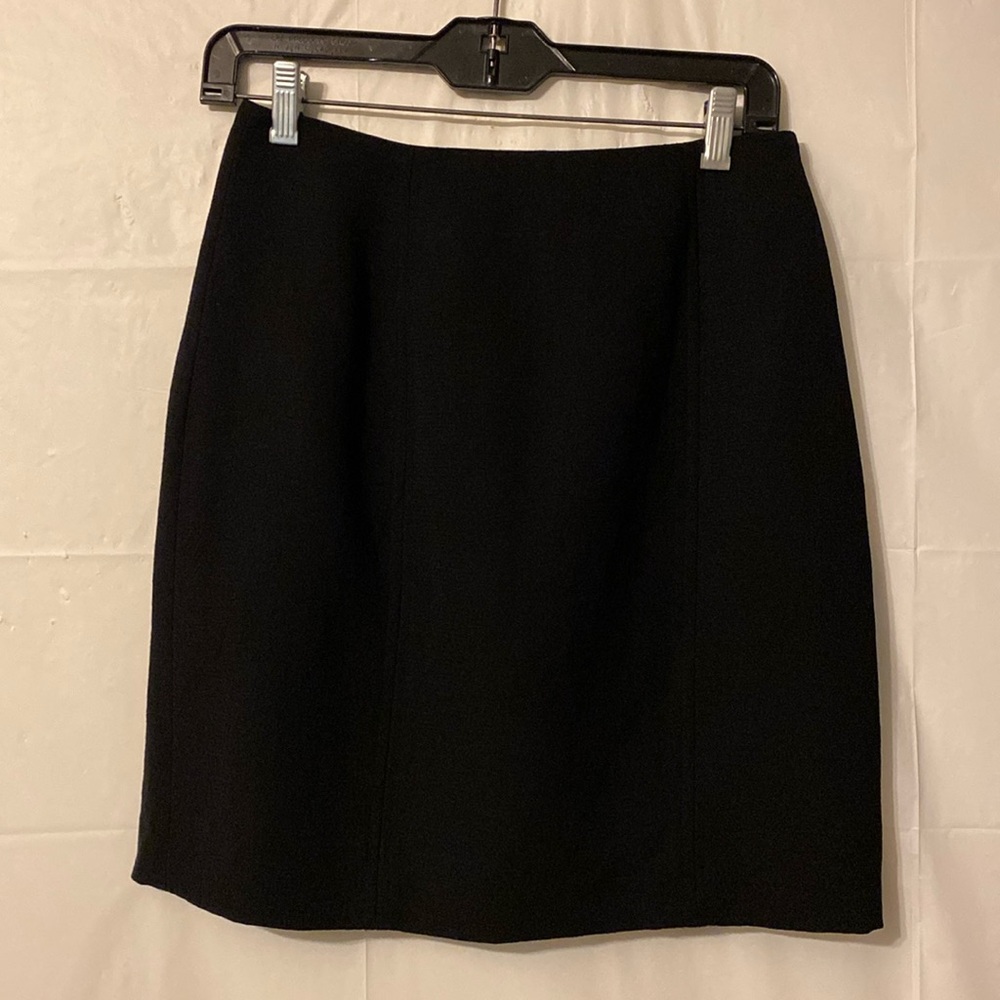 Citi by Yansi Fugel size 6 black skirt. 100% wool lining is 100% rayon.